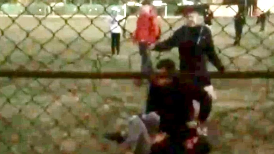 Scene violente pe un teren de fotbal: doi copii au ajuns la spital după o bătaie în timpul unui meci. „Adu’ sabia, bă!” Video