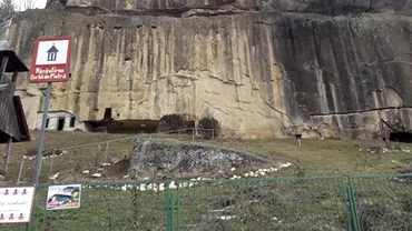 Corbii de Piatra cea mai veche manastire rupestra din Romania uitata de autoritati Ni sa spus ca nu este o prioritate pentru Ministerul Culturii