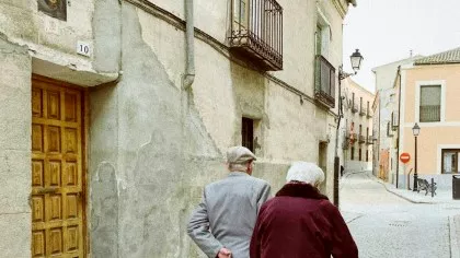 Bărbații și femeile din România, pensie la aceeași vârstă. Când se produce schimbarea