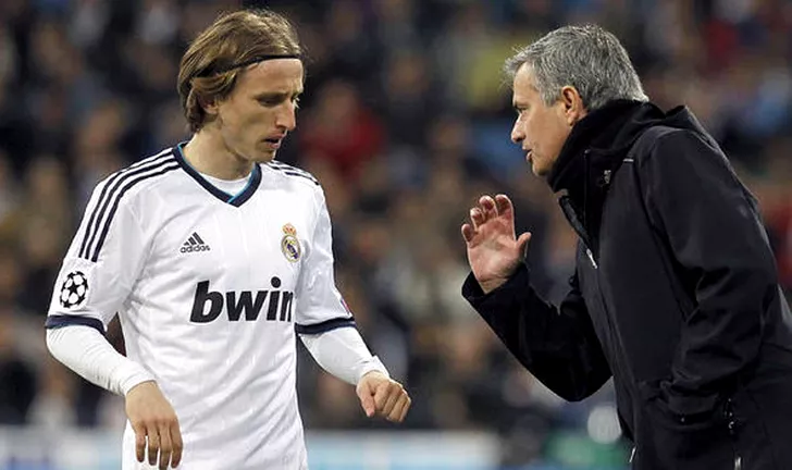 Jose Mourinho îi oferă indicații lui Luka Modric în timpul unui meci al echipei Real Madrid