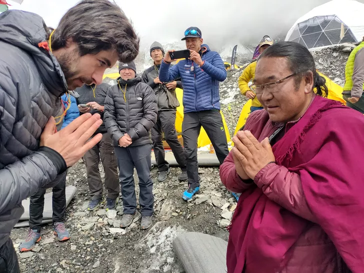 Puja, ceremonia sacră în care se aduc ofrande zeilor și prin care alpiniștii sunt binecuvantați să urce pe Everest