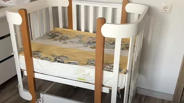O fetita de patru luni strivita in pat in timp ce dormea cu parintii si fratele mai mare