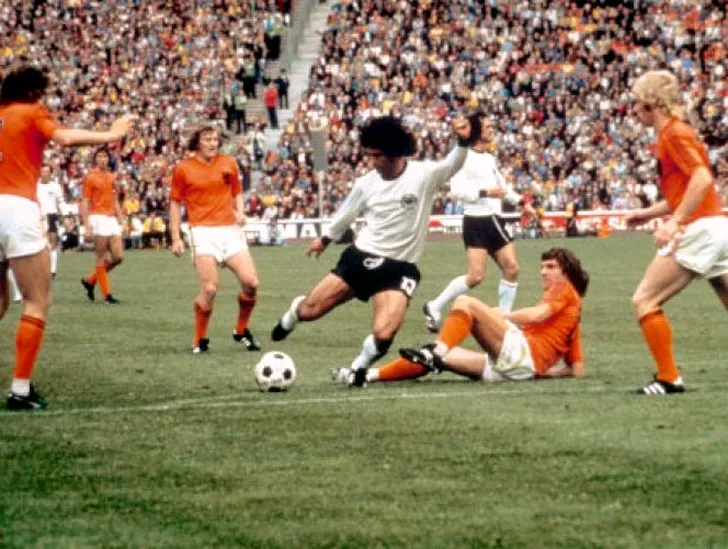 Olanda a pierdut finala din 1974 după un chef cu șprițuri şi femei! Germania l-a avut, din fericire, pe teribilul golgeter Gerd Muller. În imagine marchează golul pentru titlul mondial