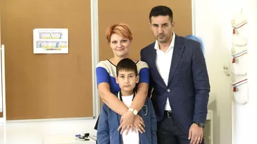 Emotii pentru Lia Olguta Vasilescu si Claudiu Manda Iau dus pe cei doi copii la scoala Foto