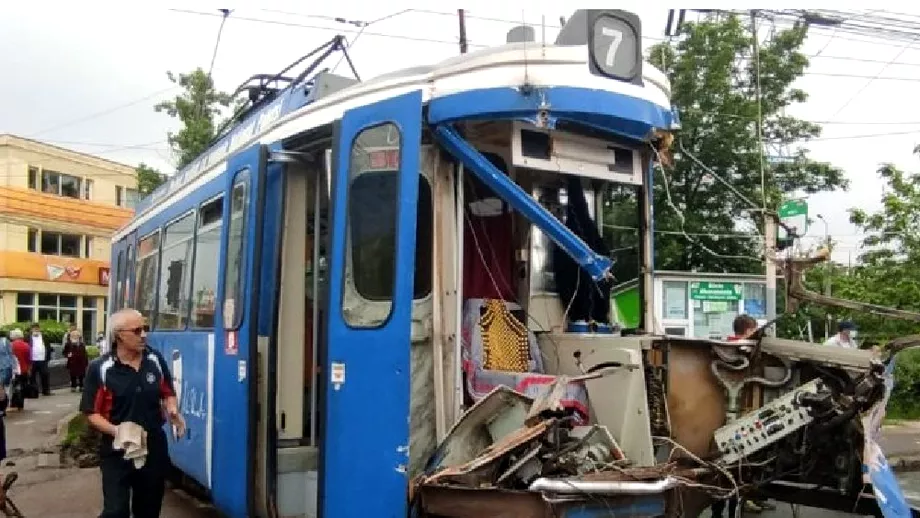 Accident neobisnuit in Iasi Un tramvai a fost lasat fara cabina dupa ce sa ciocnit cu un TIR