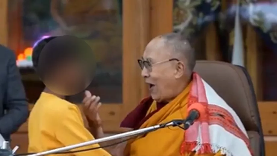 Dalai Lama in mijlocul unui scandal A fost filmat in timp ce saruta un copil pe gura sii cere acestuia sai suga limba Video