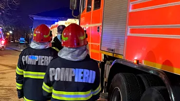 Incendiu puternic in Capitala intrun bloc Doi oameni spitalizati si zeci de persoane evacuate