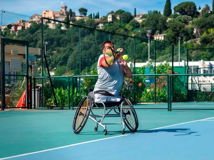 Ionuţ Filişan, în timp ce joacă tenis