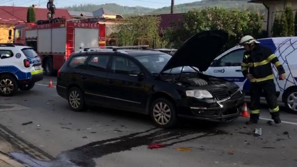 Accident bizar în Năsăud. Patru mașini s-au ciocnit într-o intersecție, toate erau conduse de femei