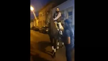 Un membru al unui clan de mafioti a sfidat politia si sa plimbat pe cal in fata IPJ Mures Video