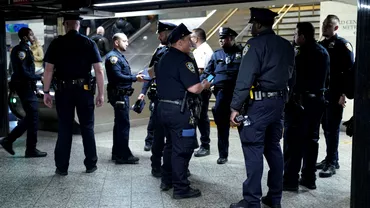 Salvat in ultimul moment din fata metroului Doi politisti din New York si un pasager siau riscat vietile Video