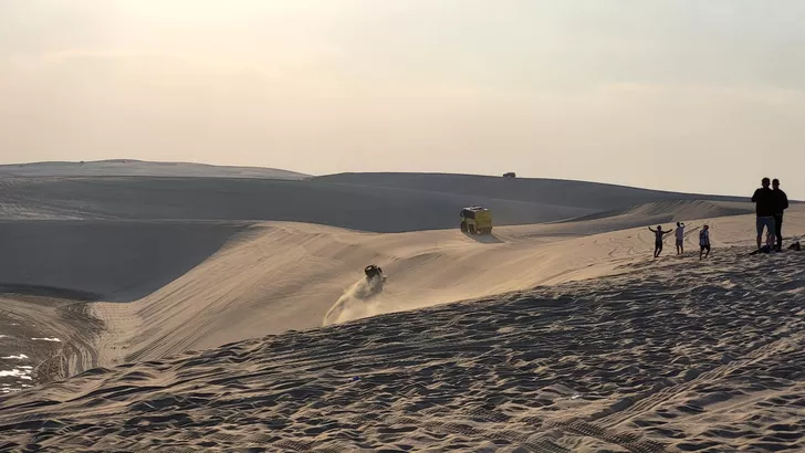Maşini, ATV-uri şi chiar autobuze, pe dunele de nisip. Sursa: Fanatik