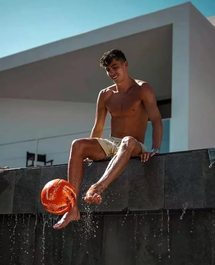 Kai Havertz nu se desparte de minge nici în timpul liber. FOTO: instagram