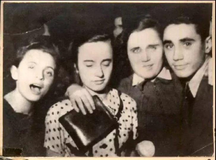 Lenuța Petrescu, viitoarea Elena Ceaușescu, la un bal UTC, cu frații, în 1939. Se pregătea să înceapă „lupta muncitorească”. Sursa beta.dela0.ro