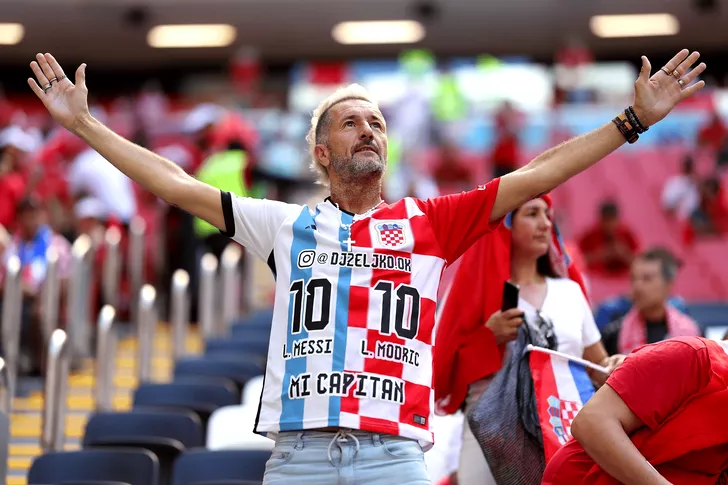 Imaginea zilei la Campionatul Mondial. Un fan croat a venit la meci cu jumătate de tricou al Argentinei și jumătate al Croației