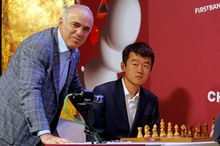 Garry Kasparov, alături de noul campion mondial: Ding Liren. Sursa: hepta.ro