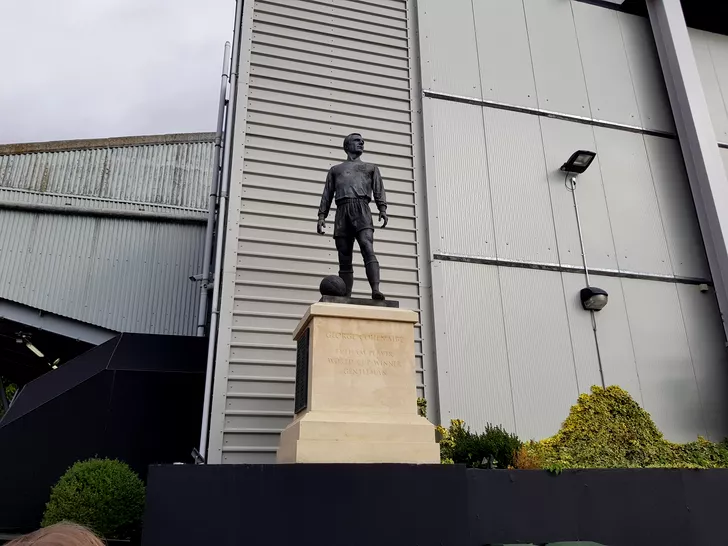Statuia lui George Cohen, cea care a înlocuit-o pe cea cu Michael Jackson
