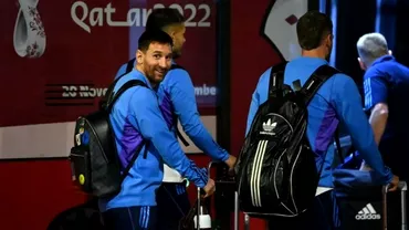 Nationala Argentinei a ajuns in Qatar la miezul noptii Liniste totala la sosirea lui Leo Messi Video