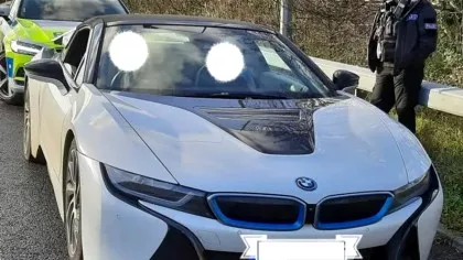 Șoferul unui BMW i8 a fost surprins cu o viteză uluitoare pe autostradă