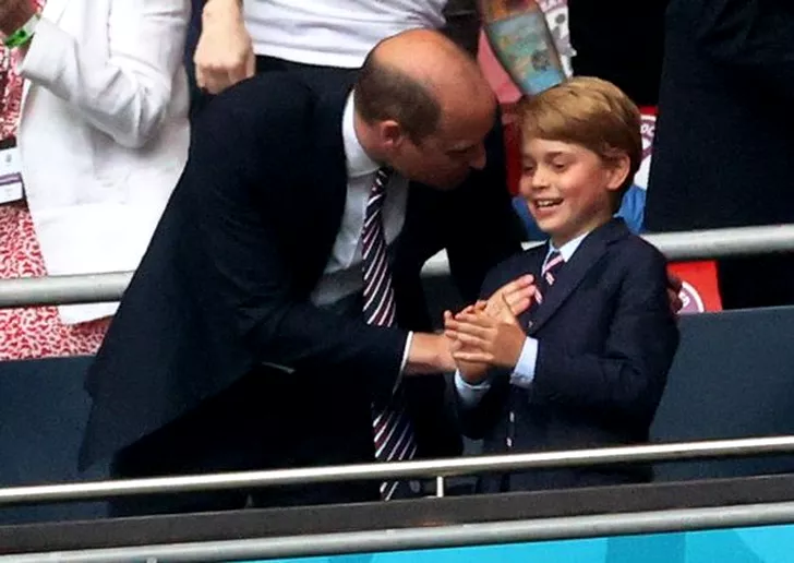 Prințul Harry și fiul său, George, succesorul la tronul Angliei. Sursă foto: The Sun