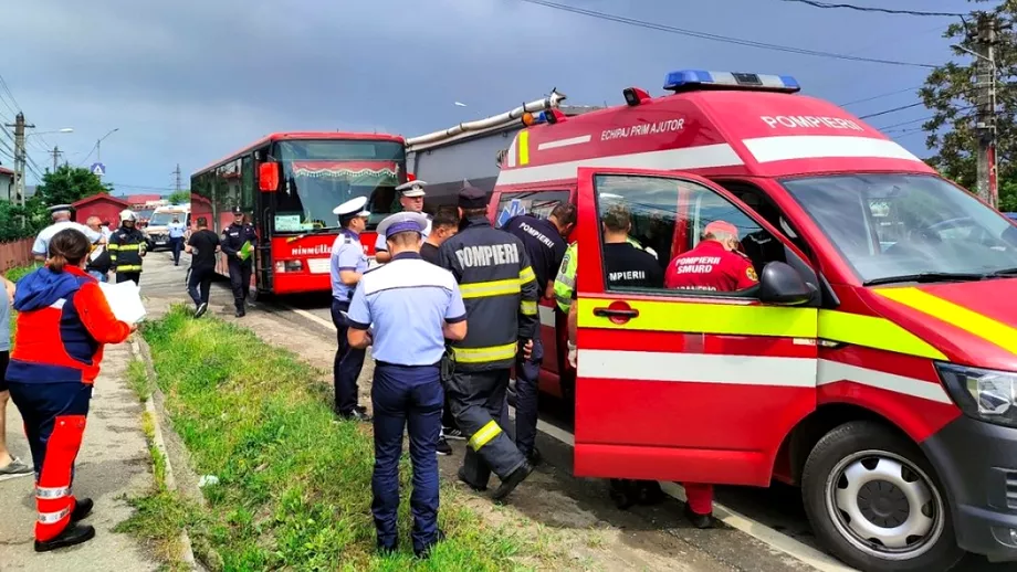 Accident grav pe DN1 intre un TIR si un autobuz cu 11 persoane Cinci persoane au ajuns la spital