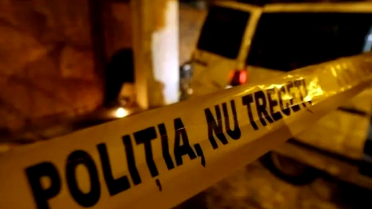 Incident halucinant în Neamț. Un bărbat de 56 de ani a fost găsit spânzurat în fața apartamentului său