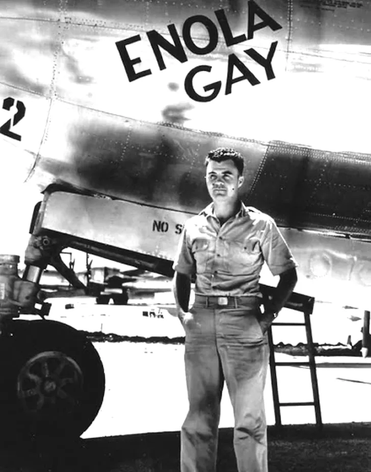 Căpitanul Paul Tibbets și bombardierul B-29 „Enola Gay” (sursa airportjournals.com)