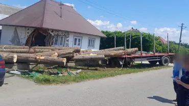 Casa distrusa de un camion in Suceava Bustenii au daramat partial doi pereti ai locuintei