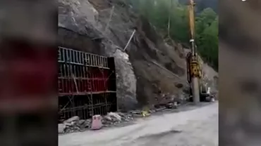 Video Noua alunecare de teren pe DN 17 B  in judetul Suceava O reactivare din toamna anului trecut