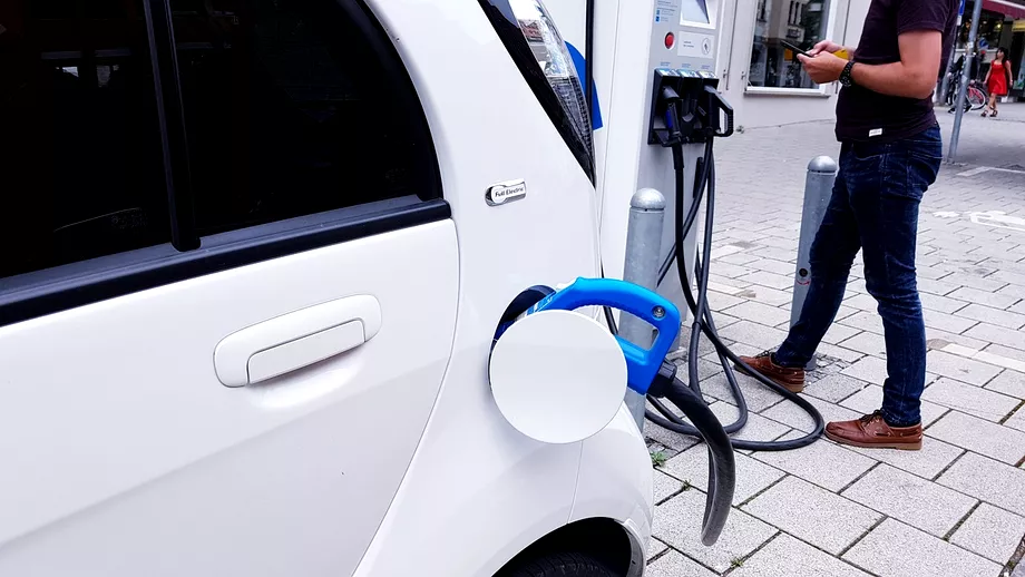 Criza energetica mineaza tranzitia spre masinile eco In Italia incarcarea vehiculelor electrice a devenit mai scumpa decat benzina si motorina