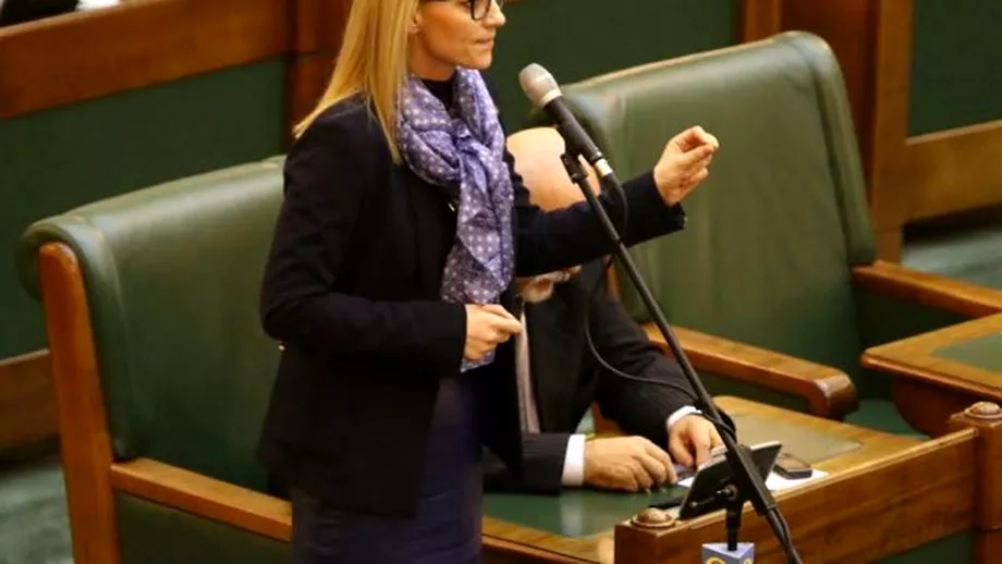 Alina Gorghiu scandal ca la piata cu Serban Valeca in plenul Senatului Parlamentarii PSD urla si bat in banci