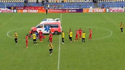 Brutalitate în Cupa României! Ambulanța a intrat pe teren. Imagini greu de explicat