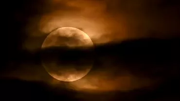 Momentul cand e vizibila eclipsa partiala de luna plina din noaptea de 28 octombrie Ce nu e bine sa faci in timpul fenomenului astronomic
