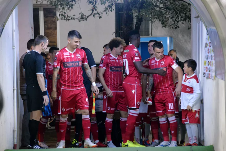 Cele mai tari glume apărute pe internet după Botoşani - Dinamo 2-0. Jucătorii formaţiei Dinamo Bucureşti se pregătesc să intre pe teren pentru a juca în meciul de fotbal contra echipei FC Botoşani din etapa a XI-a a Ligii 1 Betano, disputat pe stadionul Municipal din Botoşani, luni, 8 octombrie 2018. 