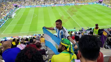 Imaginea zilei la meciul dintre Brazilia si Camerun Un suporter argentinian alaturi de fanii Selecao Foto