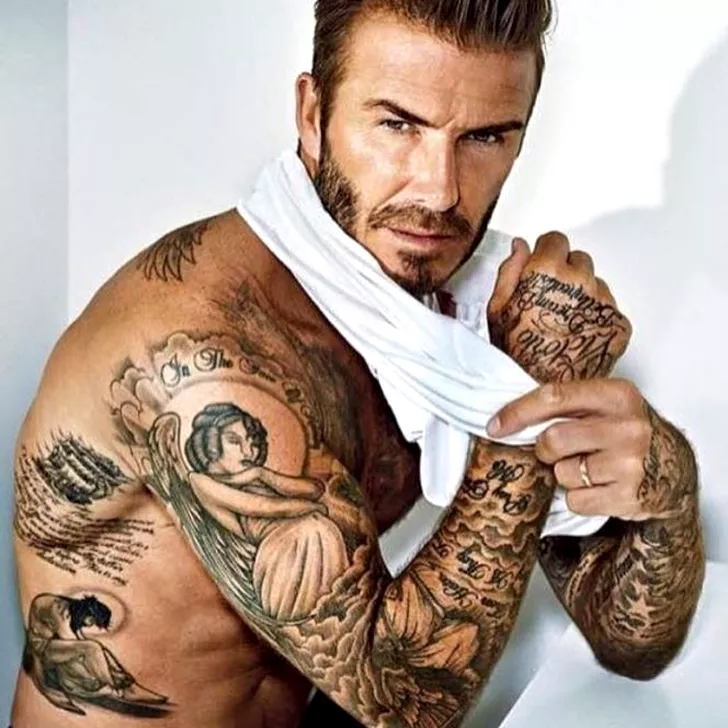 David Beckham se mândreşte cu colecţia sa de tatuaje. Mare parte este dedicată familiei