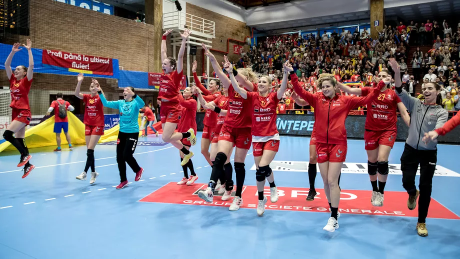 Lotul nationalei de handbal feminin a Romaniei pentru Trofeul Carpati Florentin Pera la prima actiune cu tricolorele