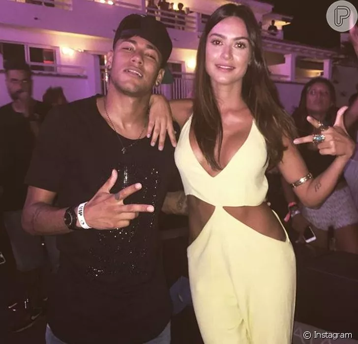 Neymar Jr. alaturi de Thaila Ayala in Ibiza. Actrita are 35 de ani si este tot din Sao Paolo (Brazilia), iar din 2013 este divortata. A jucat in mai multe filme