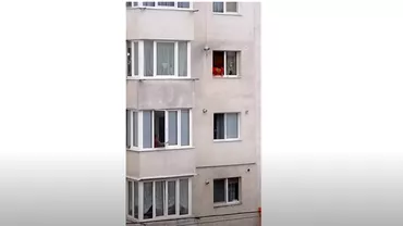 Cum se cearta doi vecini de bloc in timpul izolarii Barbatii se ameninta si se jignesc de la balcon Broasca raioasa Sa nu mai iesi din casa Video