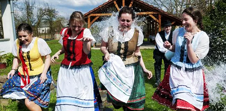 În Slovacia, de Paște, fetele sunt udate din cap până-n picioare! În Cehia e mai rău: sunt biciuite!