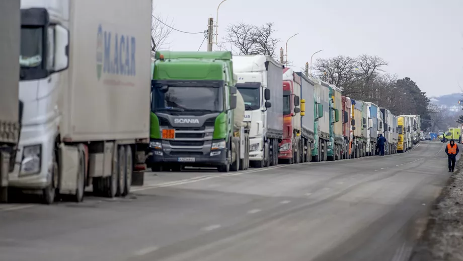 Protestul transportatorilor si fermierilor ziua 10 Manifestantii au blocat A3 cu camioanele si au pornit pe jos spre Bucuresti