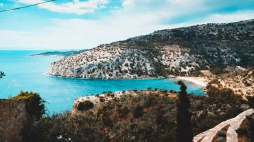 Un turist face praf statiunea din Grecia adorata de romani Ce a patit la plaja Murdarie Manele cat pentru cinci vacante