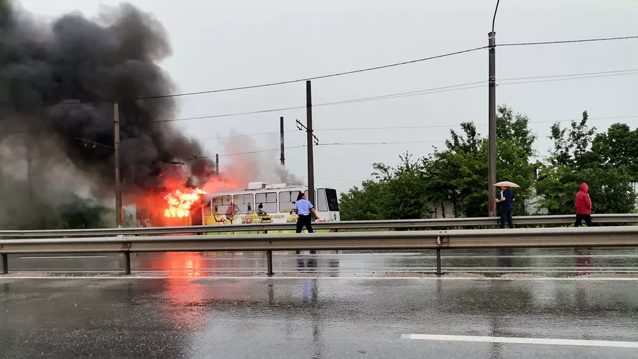 Tramvai lovit de trasnet in Craiova Vatmanul a sarit din vehiculul in flacari