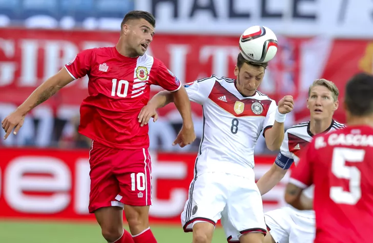 Jucătorii naționalei Gibraltar într-un meci jucat cu Germania, la prima participare a naționalei la calificările pentru Euro 2016. Sursă foto: hepta.ro