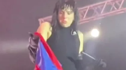 A ridicat pe scenă un steag primit în timpul concertului și toată lumea...