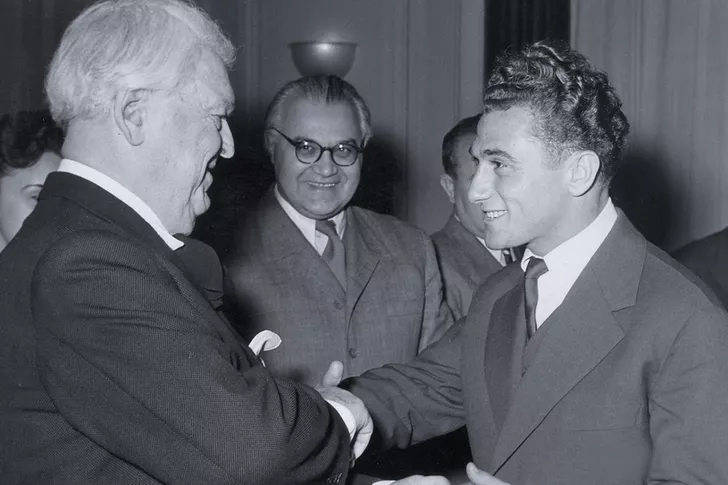 Leon Rotman, dublu campion olimpic la JO din 1956, premiat de Mihail Sadoveanu