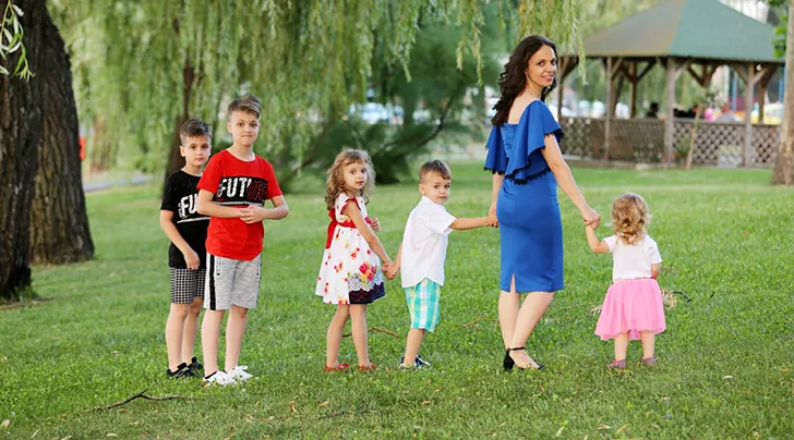 Raluca Blejușcă alături de cei cinci copii, în parc