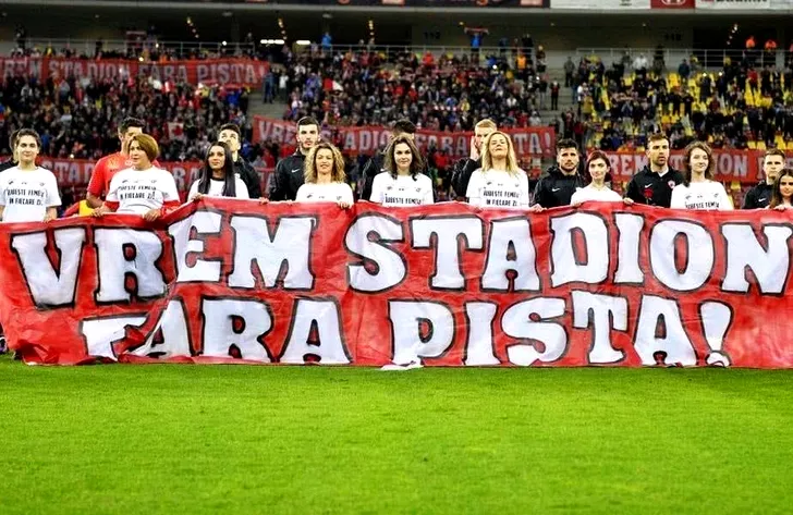 Jucătorii echipei Dinamo au ieșit de mai multe ori pe teren cu un banner în care cereau un stadion nou