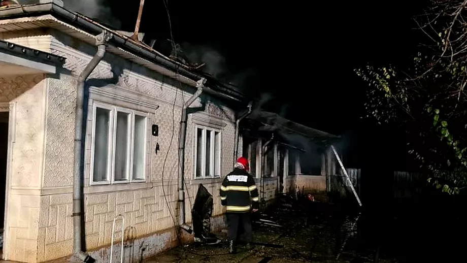 Tragedie in Vrancea O familie a murit arsa de vie dupa ce casa ia luat foc Fiul a intrat in flacari sasi salveze mama