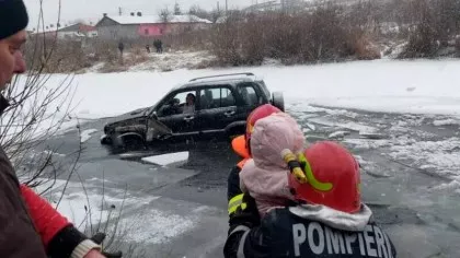 O femeie și copilul ei au căzut cu mașina în râul Mureş